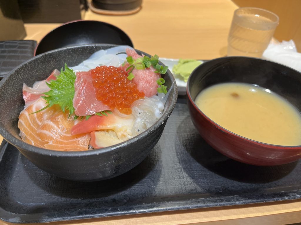 松戸「魚萬」の日替わり丼